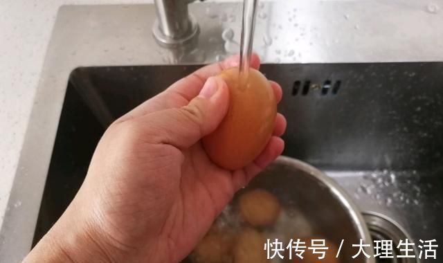 鸡蛋|煮鸡蛋，有人加盐，有人放醋，早餐店老板教你6招，鲜嫩易剥壳