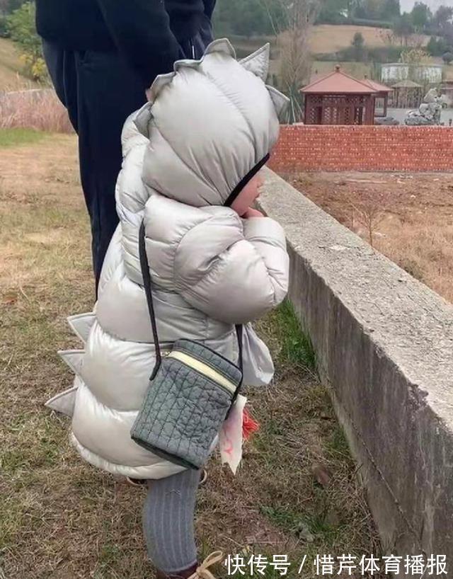 小家伙|宝爸接娃放学,俩小时不见归来,宝妈慌忙找寻,见到俩人后笑翻