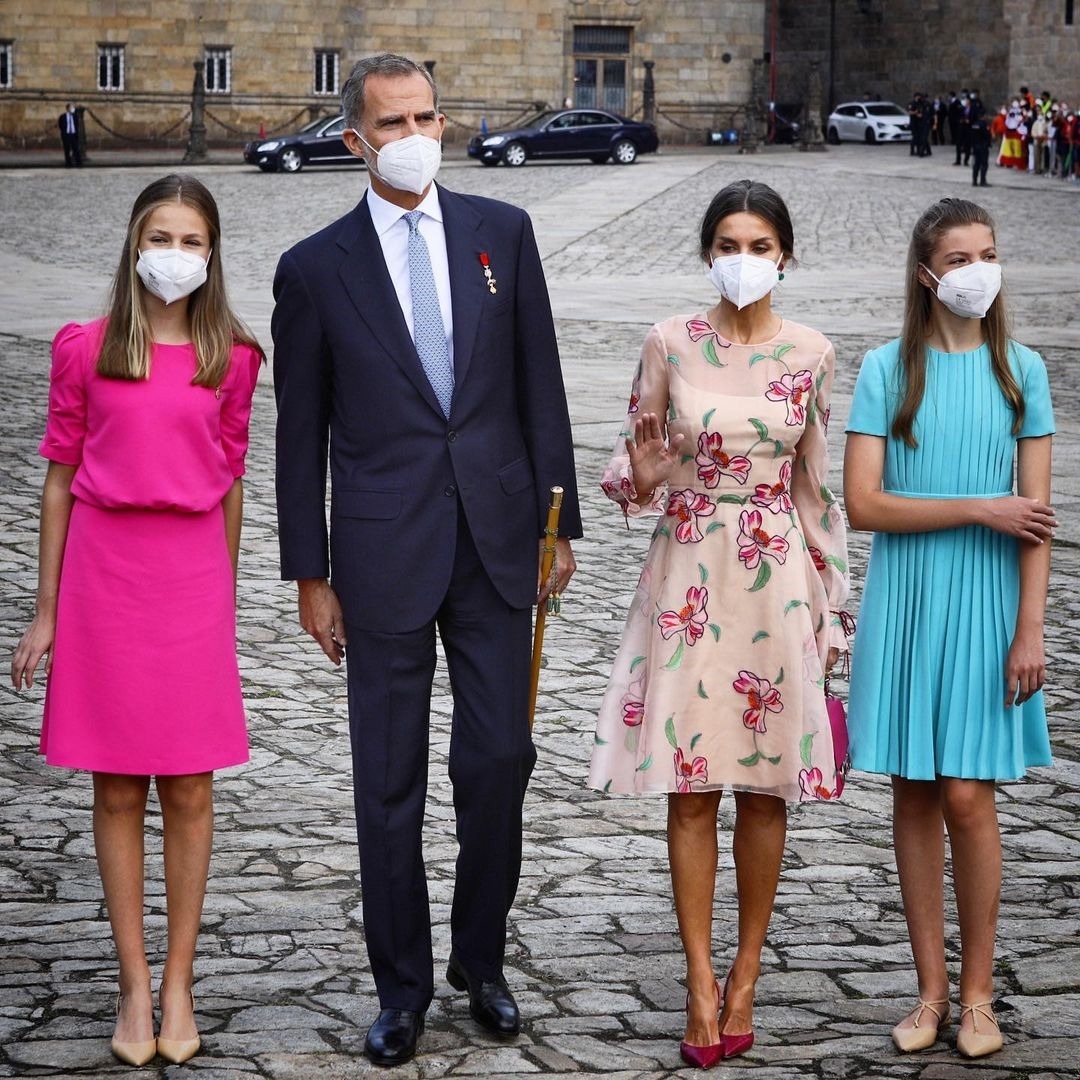 公主|西班牙公主莱昂诺尔真会穿,玫红色连衣裙青春靓丽,活泼可爱