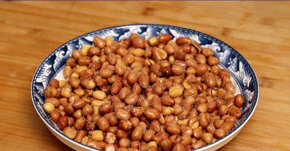 油炸花|炸花生米时,直接下锅就错了,多加这一步,花生又香又脆不返潮