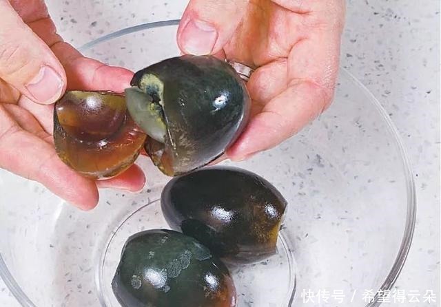 擂辣椒皮蛋,口感绵软细化,味道香辣无敌