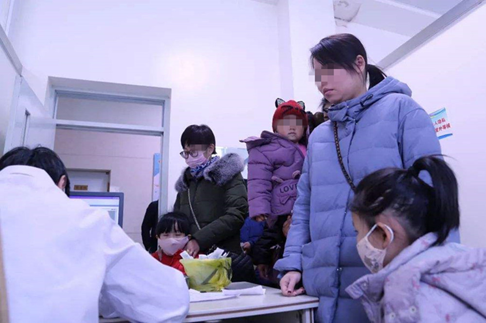 动作|爸爸带女儿看病的照片走红,看到他的动作,网友:关键时刻很靠谱