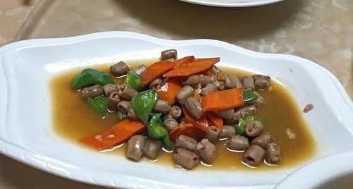 公司效益好,老板请员工吃便饭,7菜2汤2主食,有你喜欢吃的吗