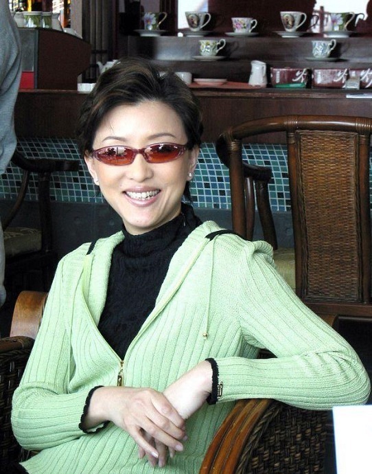 减龄|52岁的杨澜状态太好了！穿针织开衫搭配阔腿裤高级减龄，漂亮大方