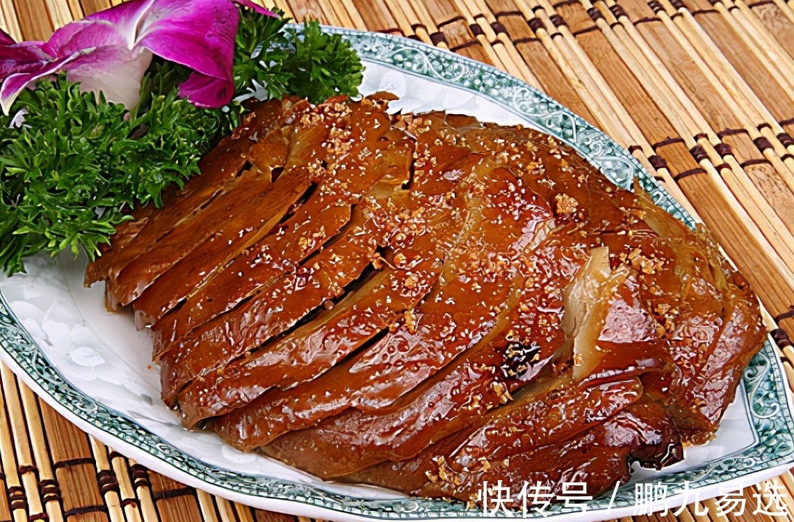 酸爽开胃的酸梅鸭，不柴不腻，妥妥的鸭界翘楚，秘制料汁就在这儿