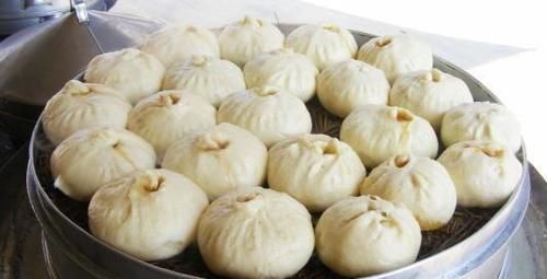 包子店是怎么发面的,为什么他们包好包子直接就放到蒸笼里蒸了?
