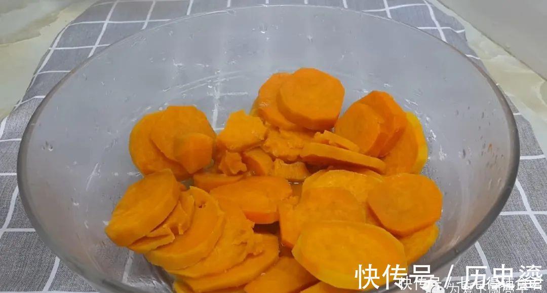 红薯馅饼|红薯别只会烤着吃了，锅里蒸一蒸，个个松软香甜，想吃都买不到