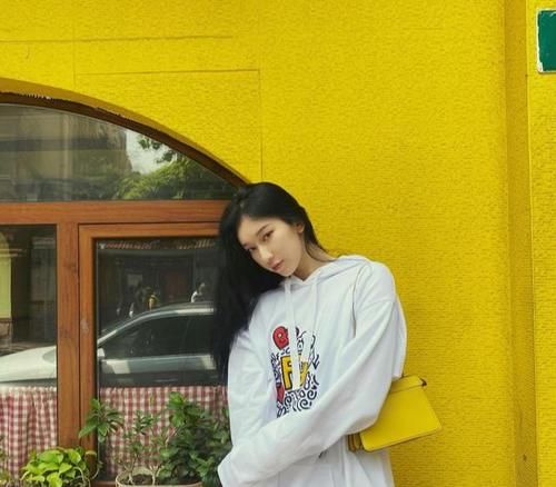 挎包|神仙穿搭,白色卫衣搭配黄色挎包,分分钟穿出女神气质!