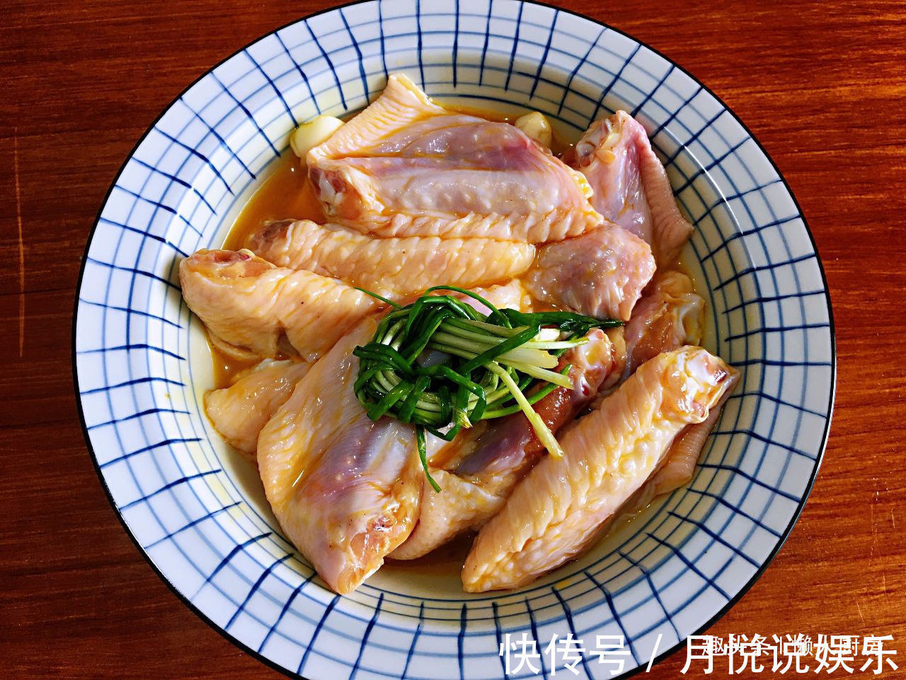 炸鸡翅我有小诀窍，这样炸出来的鸡翅又酥又香，色泽金黄