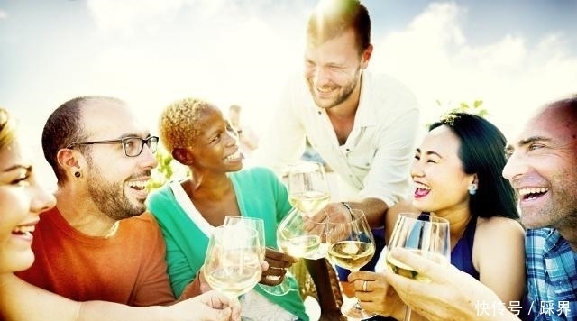 喝完白酒后睡觉，有时会口渴有时却没感觉？这是怎么回事？