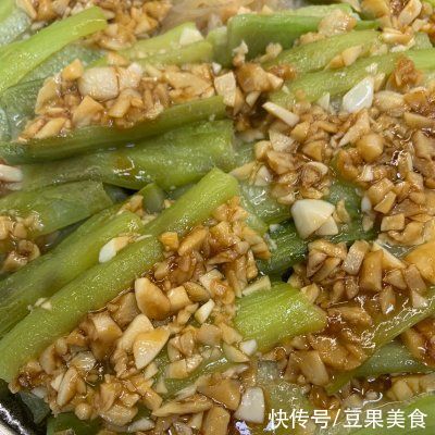 家常|人气家常下饭菜蒜蓉粉丝蒸丝瓜，一秒征服家人的胃