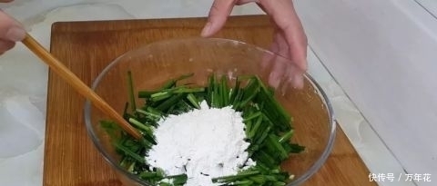 韭菜新吃法,加2个鸡蛋,不用炒不烙饼,比吃蒸菜都过瘾,太香了