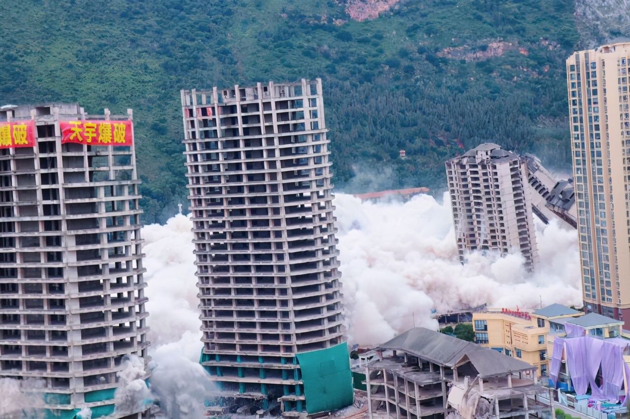 场面|云南昆明十五栋烂尾楼成功爆破 现场尘土飞扬场面壮观