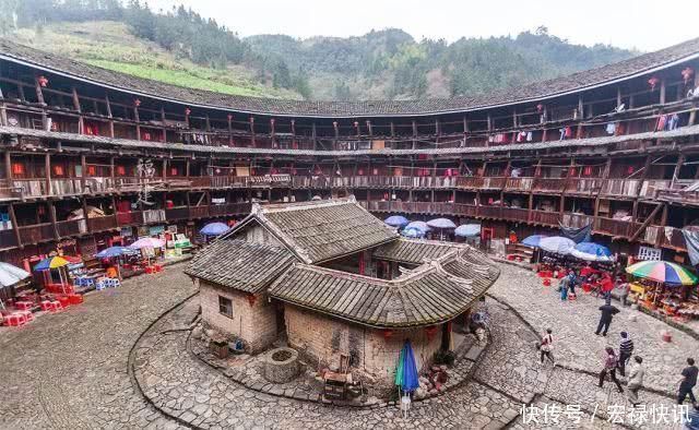 这座700年土楼，廊柱居然东歪西斜，第5层还用于放棺木