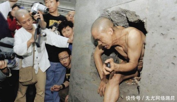 他是艺术家,将肋骨取出做成项链,送给五个最爱的女人后来如何