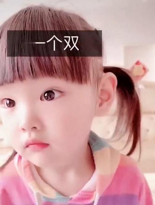 双胞胎|三胞胎女儿一模一样,爸爸犯难分不清,于是想出来个妙招,太聪明