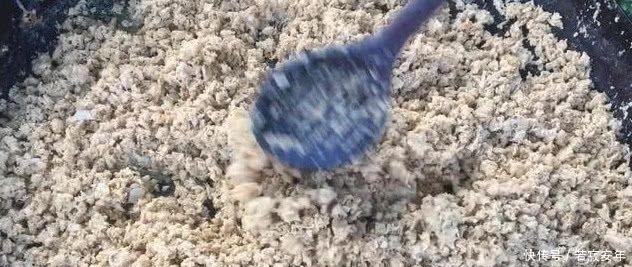 印度小伙用40只螃蟹100个鸡蛋做菜,做好,网友笑到前俯后仰