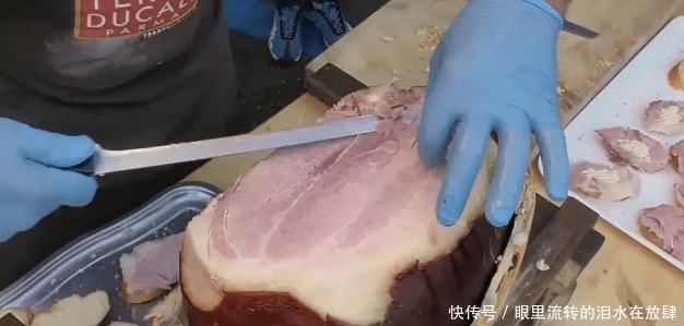 国外|外国大爷一个面包能卖一天,去掉壳之后,难怪能卖这么久