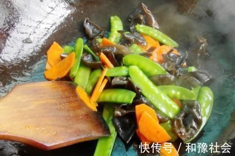 炒木耳一下锅就“噼啪响”?学会饭店的窍门,木耳不炸锅,鲜又嫩