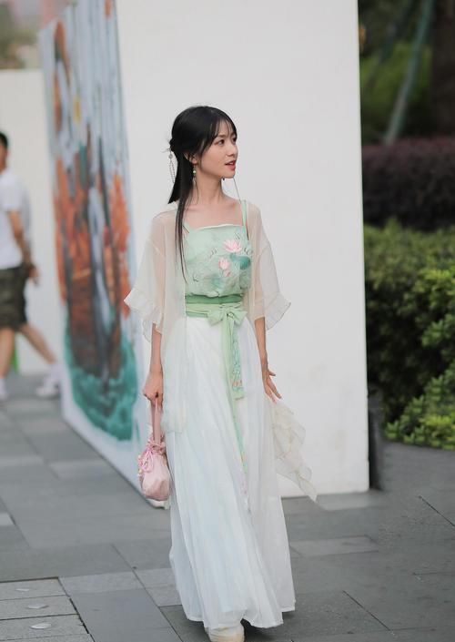 穿搭特别的女人，人群里一眼就可以看见