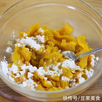 咸蛋黄碎|#我的养生日常-远离秋燥# ?南瓜椰蓉咸蛋黄月饼?