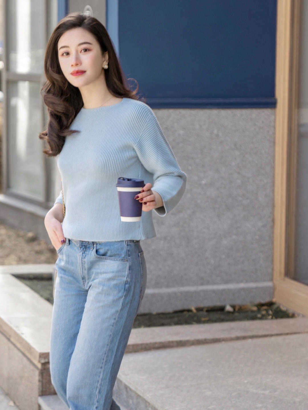 牛仔裤|秋季,针织衫是衣柜必备,搭配牛仔裤高级时髦,极简穿搭照样高级