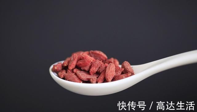 枸杞水|枸杞和它“天生一对”,泡水喝,给肝肾“冲个澡”,气色也变好了