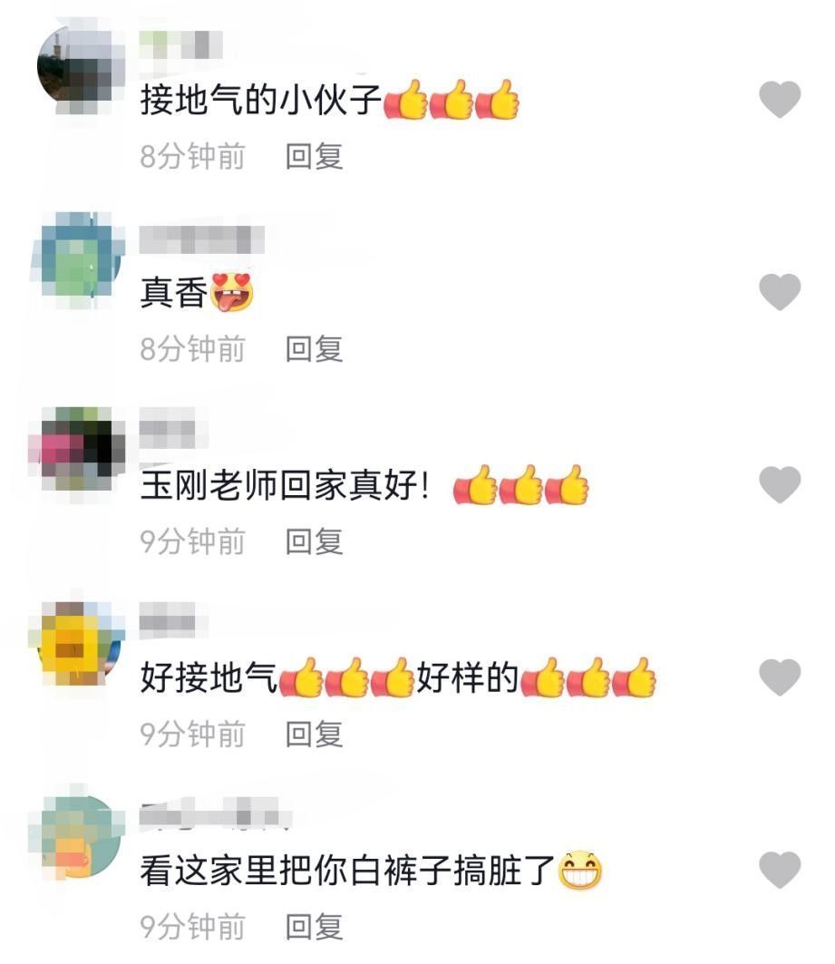 木头|李玉刚农村老家罕曝光，厨房屋顶都是木头构建，柴火灶满是裂痕