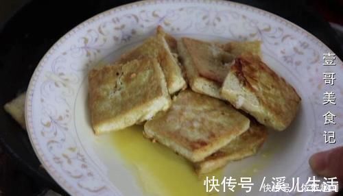 豆腐块|白菜别再直接炒了，加1块豆腐，比吃肉还过瘾，上桌连汤汁都不剩