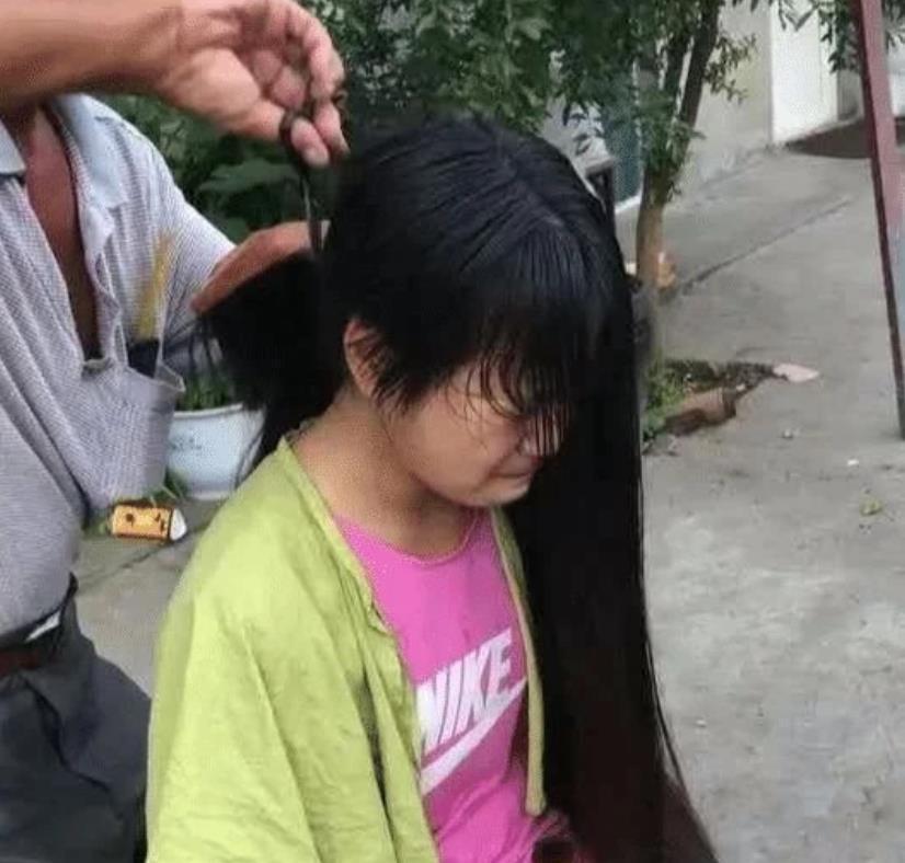 校规|初中女孩长发及腰,因不符合校规含泪剪掉,前后像换了一个人