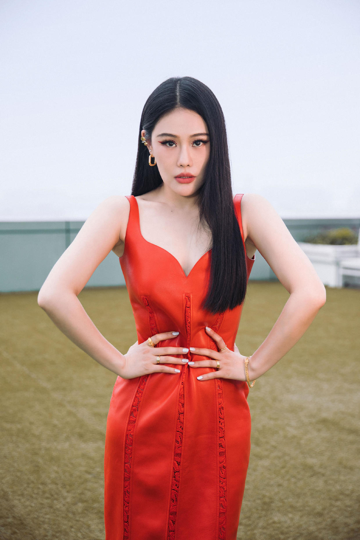 袁娅维真厉害!把皮质红色吊带连衣裙穿出时尚感,显得格外有韵味