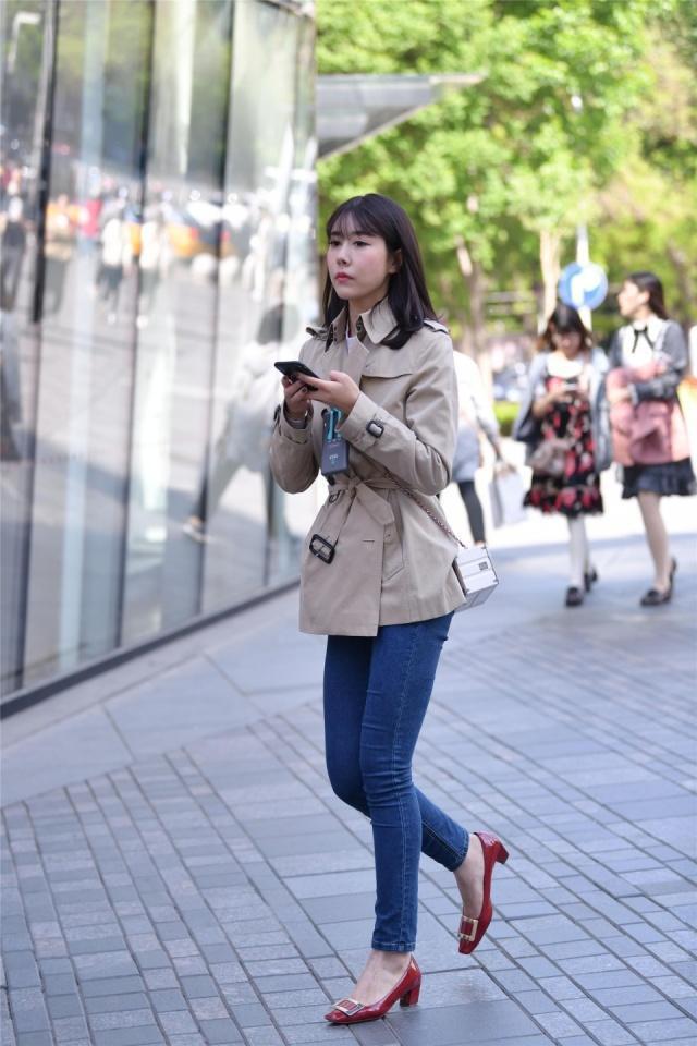 牛仔裤|端庄大方的短发美女,休闲西装搭配蓝色牛仔裤,绽放出不一样的魅力