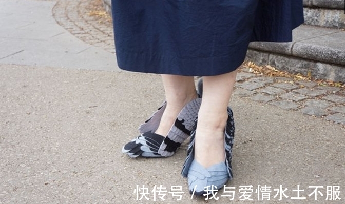 大爷|一群鸽子围着女子不让她走,仔细看她脚上的鞋子,大爷都震惊了!