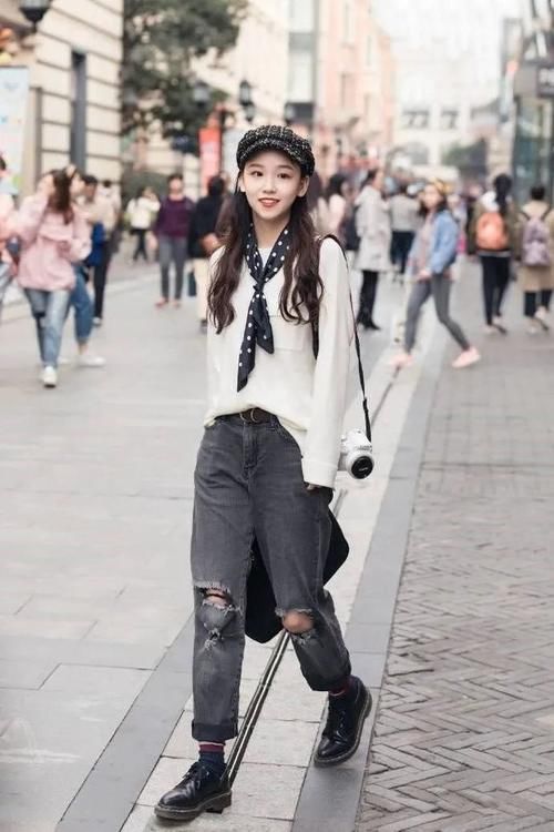 街拍美女：气质温婉的街头美女，春季的随性穿搭，美出天际！