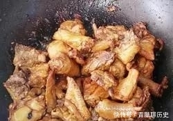 小鸡炖蘑菇：味道鲜美，肉质细嫩！