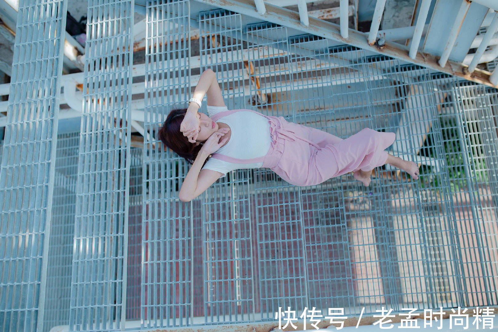 背带裤 白色T恤搭粉色背带裤,甜美减龄,日常还是通勤都非常的合适