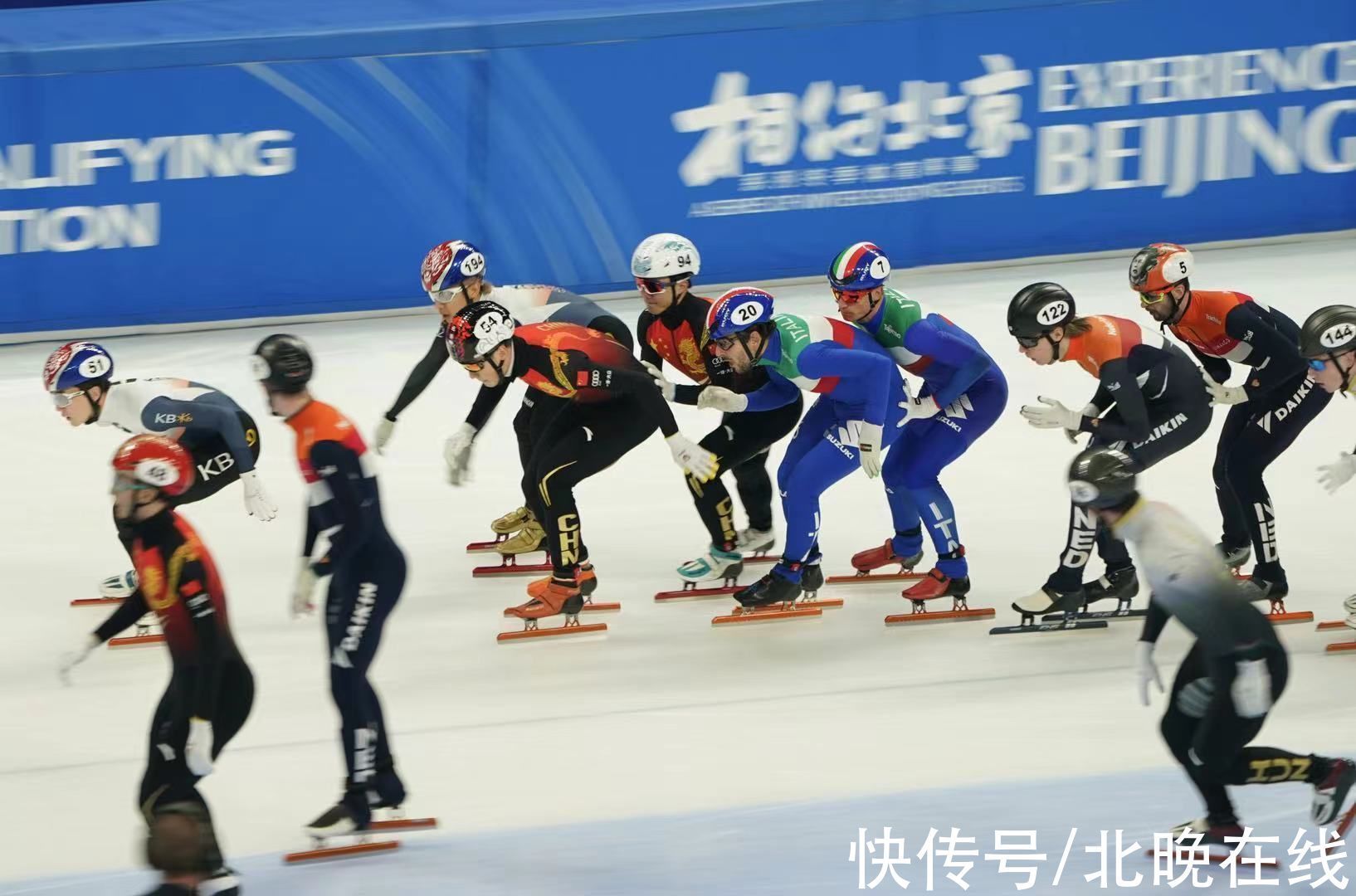 韩国队|短道速滑世界杯男子5000米接力中国被判没成绩,荷兰夺冠