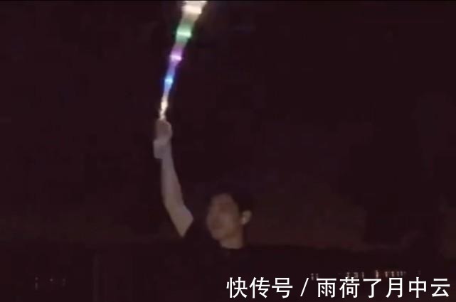 |搞笑明星大赏肖战半夜挥舞荧光棒拍大片，吓跑路人，还被吐槽傻