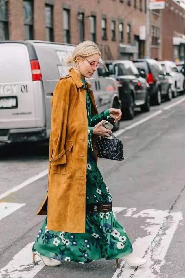  太普通|穿大衣别配阔腿裤啦，太普通！今年流行搭这3条裙子，时髦又高级