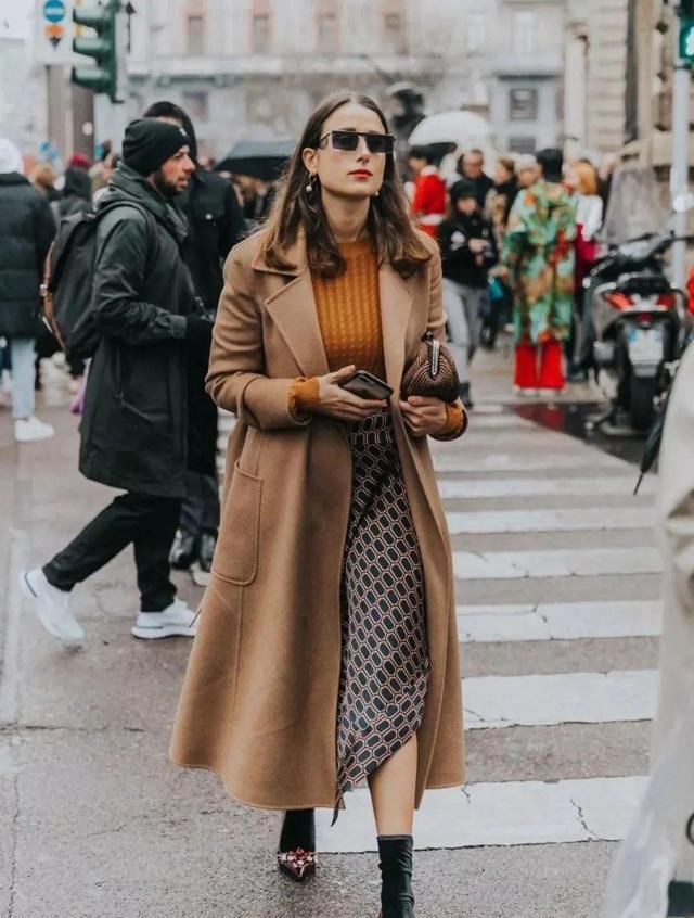 冬天怎么穿“驼色大衣”更气质？这4组实用的配色模板，值得收藏