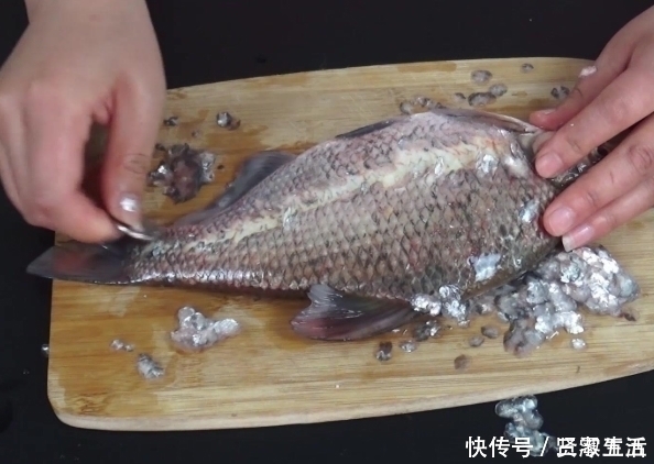 青萝卜|还在用菜刀刮鱼鳞?教你3个去除鱼鳞片小妙招,无需菜刀还不伤手