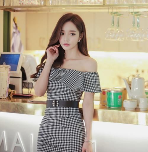  展现出|女神必备：潇洒浪漫的紧身裙美女，彰显不俗的时尚品味