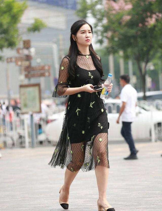 街拍小姐姐，休闲运动的打底裤美女，俏丽多姿清秀可人的感觉