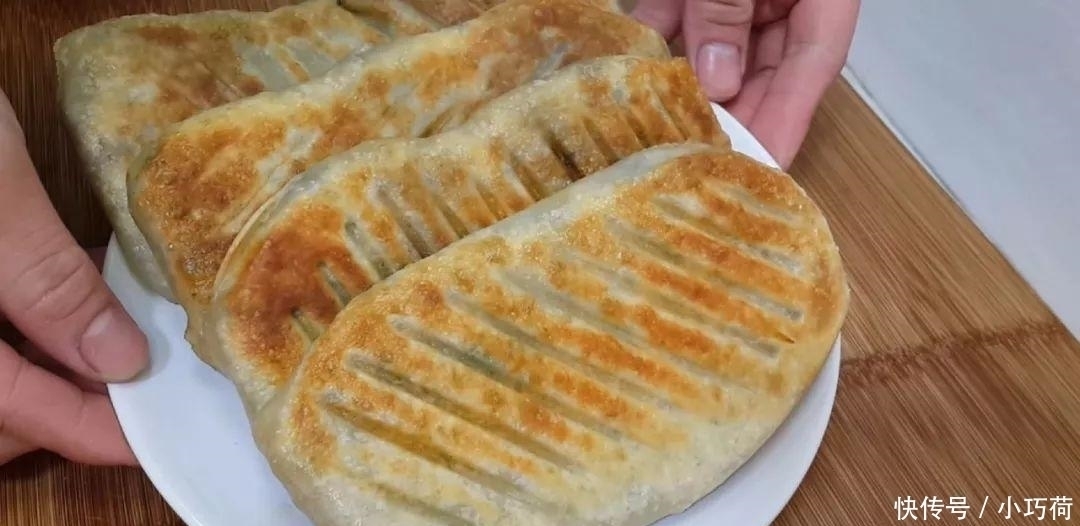 1斤韭菜, 2个鸡蛋, 不用一滴水, 比韭菜盒子都好吃, 放凉都不会硬