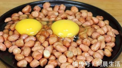 做法|花生米里打2个鸡蛋,教你个神奇做法,没想到这么好吃,上桌扫光