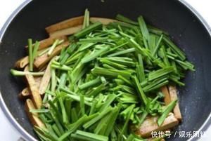 原来韭菜和此菜才是天生一对,大厨教你一招,上桌一下就抢完