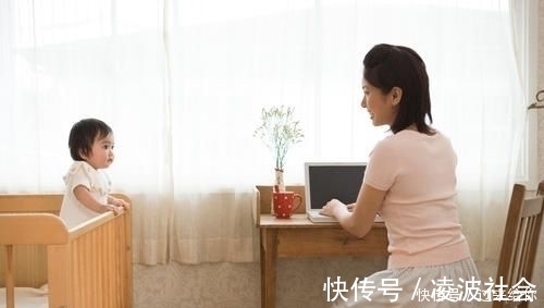 童年|熊孩子玩“水晶泥”粘满头,父母崩溃不想要,网友笑翻:完成童年