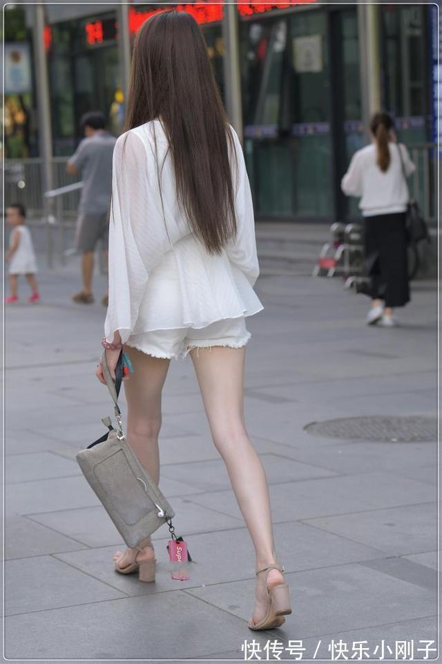 短裤 白色v领雪纺连衣裙,搭配同色短裤,款式独特,富有设计感