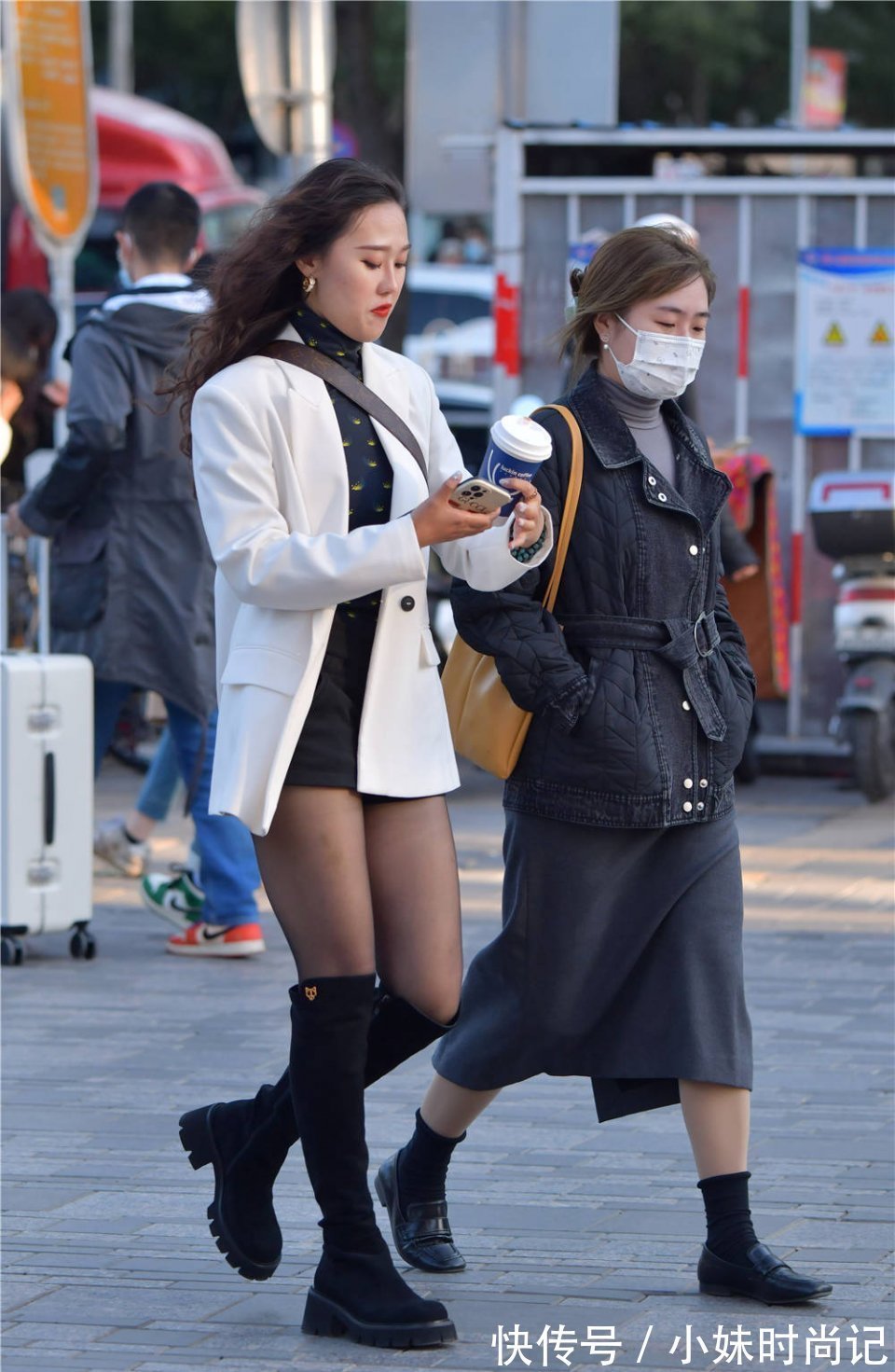 丝袜 街拍:小姐姐黑丝袜配上中筒靴,结合短裙更加自然,展现女性魅力