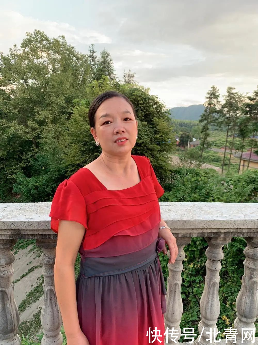 女孩免费给农村女性化妆感动无数网友，“村妇”变妆前后对比令人泪目